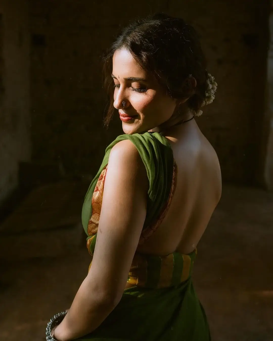 Ruhani Sharma Green Saree Backless Photos With Village Girl Look